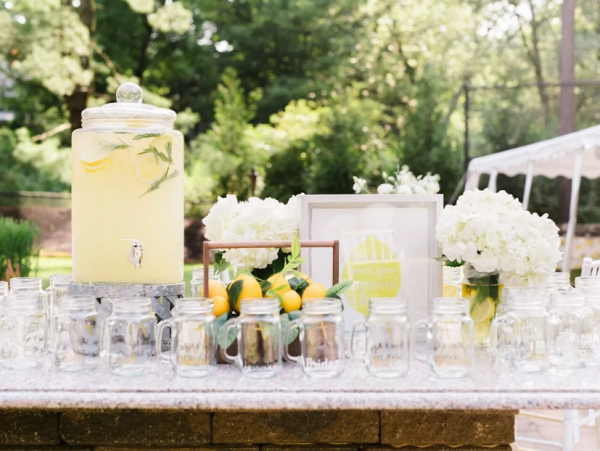 Stand jualan minuman dengan nuansa minimalis